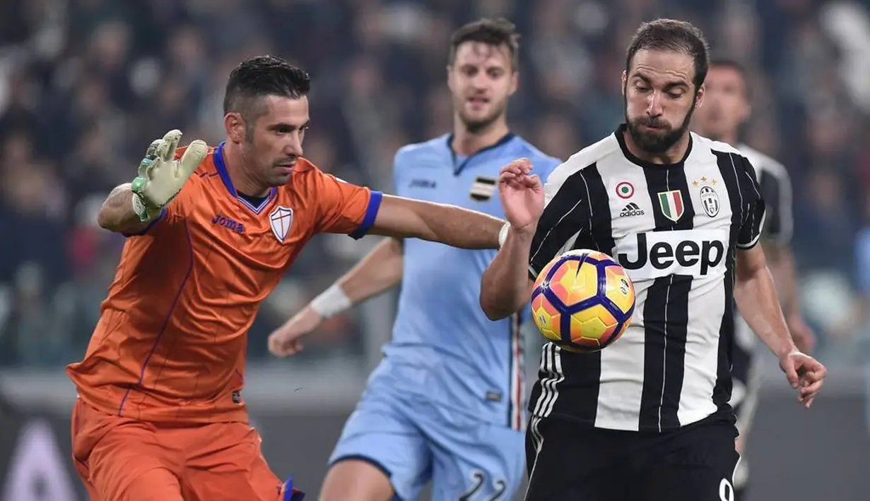 Striker Juventus, Gonzalo Higuain, berusaha menaklukkan kiper Sampdoria, Christian Puggiani, dalam pertandingan pekan ke-10 Serie A di Juventus Stadium, Rabu (26/10/2016) waktu setempat. (Reuters/Giorgio Perottino)