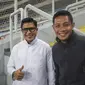 Pemain Timnas Indonesia, Evan Dimas bersama sahabatnya Ibnu Asyir, menonton laga Liga Premier Malaysia antara Felcra FC melawan PDRM di Stadion Shah Alam, Selangor, Jumat (2/2/2018). Kedua klub bermain imbang 1-1. (Bola.com/Vitalis Yogi Trisna)