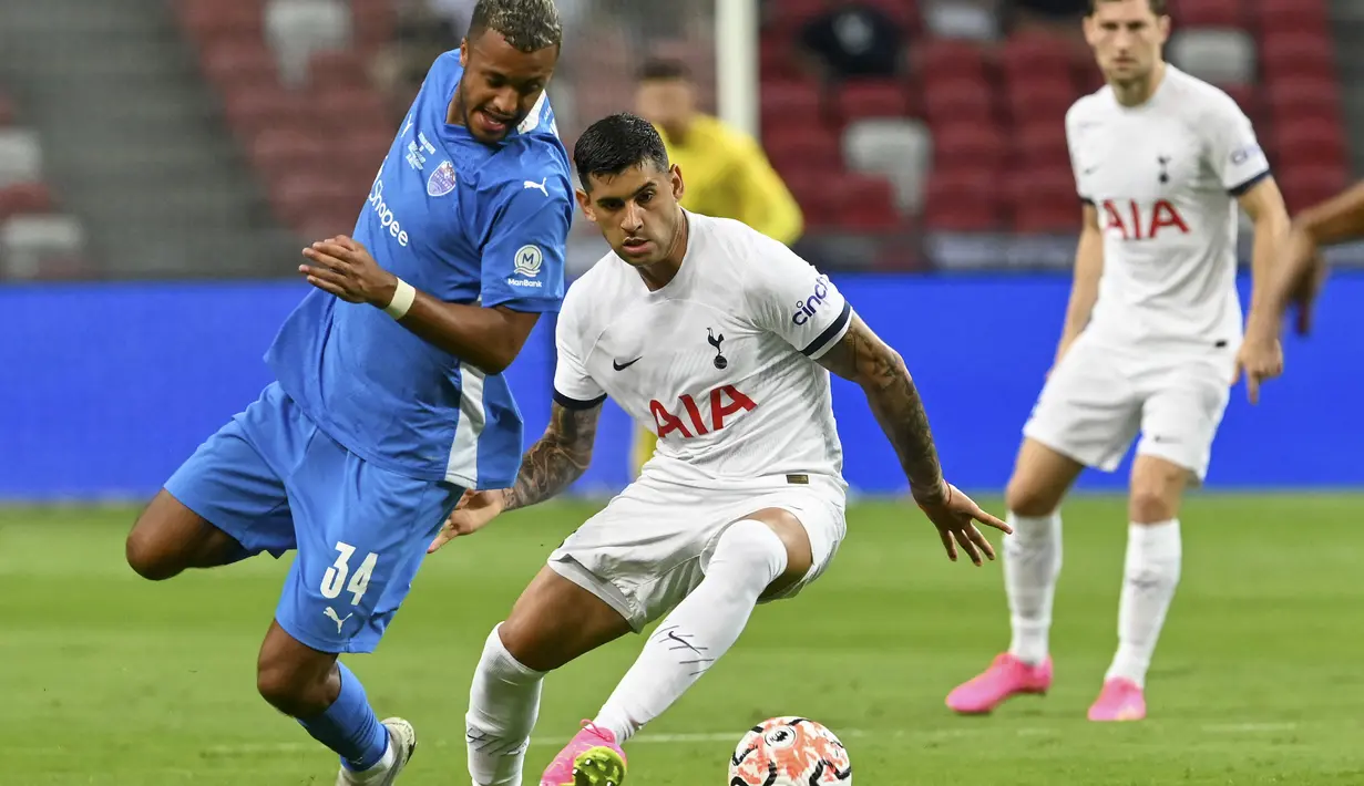 Bek Tottenham Hotspur, Cristian Romero (kanan) menguasai bola dibayangi striker Lion City Sailors, Richairo Zivkovic pada laga uji coba pramusim 2023/2024 Singapore Festival of Football di Singapura (26/7/2023). Cristian Romero yang kini menjalani musim ketiga bersama Tottenham Hotspur didatangkan dari Atalanta pada awal musim 2021/2022 dengan status pinjaman selama semusim. Spurs mempermanenkannya pada awal musim 2022/2023 dengan nilai transfer 50 juta euro atau kini setara Rp837 miliar. (AFP/Roslan Rahman)