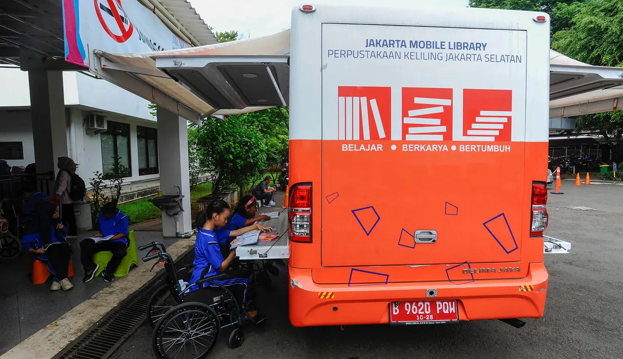 Kegiatan perpustakaan keliling ini merupakan salah satu upaya pemerintah untuk meningkatkan angka literasi di Indonesia. (merdeka.com/Arie Basuki)