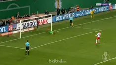 Bayern Munchen bersusah payah mengalahkan RB Leipzig melalui adu penalti. This video is presented by Ballball.