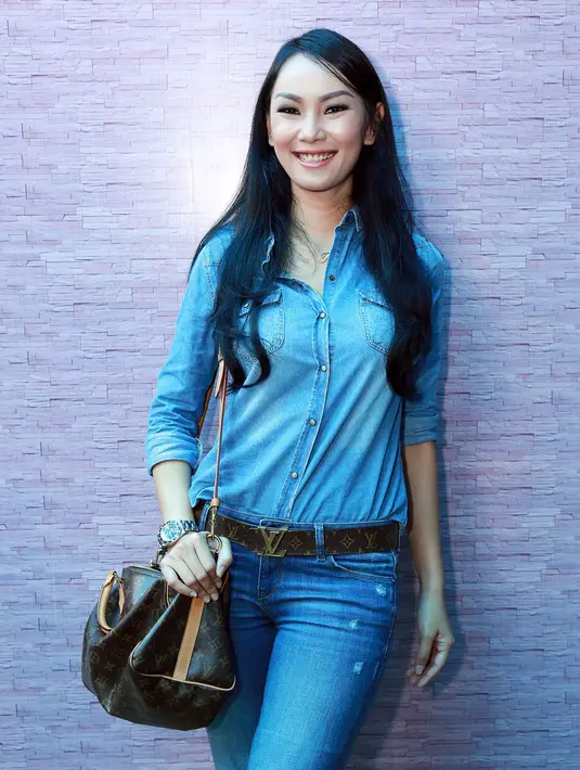 Kalina menjelaskan bahwa ia telah lama kenal dengan Alberto. Ia merupakan adik artis senior Monica Oemardi. Pertemanan Monica dengan Kalina, membuatnya bisa kenal dengan adiknya. Keduanya mengaku telah cocok satu sama lain. (Deki Prayoga/Bintang.com)