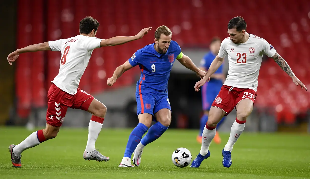 Pemain Inggris Harry Kane (tengah) berebut bola dengan pemain Denmark Thomas Delaney (kiri) dan Pierre-Emile Højbjerg (kanan) pada pertandingan UEFA Nations League di Stadion Wembley, London, Inggris, Rabu (14/10/2020). Denmark menang 1-0. (Toby Melville/Pool via AP)