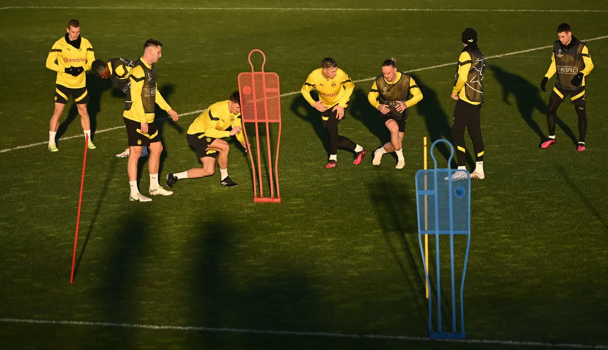 Para pemain Borussia Dortmund mengikuti sesi latihan  menjelang menghadapi Chelsea pada Liga Champion, di Dortmund, Jerman, Selasa (14/2/2023). Dari segi materi pemain, pelatih Edin Terzic hanya tidak bisa menurunkan Kamara dan Maukoko yang dibekap cedera. (Ina FASSBENDER / AFP )