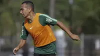 Pemain Timnas Indonesia, Irfan Jaya, meminta bola saat latihan di Lapangan ABC Senayan, Jakarta, Selasa (20/11). Latihan ini persiapan jelang laga Piala AFF 2018 melawan Filipina. (Bola.com/Vitalis Yogi Trisna)