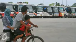 Sejumlah bus berjajar di terminal terpadu Pulo Gebang, Jakarta, Selasa (27/12). Perbaikan fasilitas di Terminal Pulogebang, Jakarta Timur hingga kini sudah mencapai 90 persen. (Liputan6.com/Angga Yuniar)