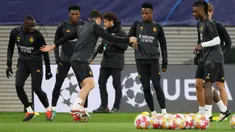 Bus yang mengangkut para pemain Real Madrid mengalami kecelakaan, Senin (12/2/2024) dalam perjalanan menuju Leipzig untuk melakoni laga leg pertama babak 16 besar Liga Champions 2023/2024 yang akan berlangsung pada Rabu (14/2/2024) dini hari WIB. Beruntung tak ada korban jiwa dalam kecelakaan yang melibatkan sebuah mobil toyota putih dengan bus yang membawa skuad Real Madrid seperti Federico Valverde, Vinicius Junior serta beberapa staf kepelatihan termasuk pelatih Carlo Ancelotti. Skuad Real Madrid pun langsung menjalani sesi latihan setelah tiba dengan selamat di kota Leipzig. Seperti apa penampakannya? (AFP/Odd Andersen)