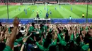 Fanatisme suporter klub Beijing Guoan FC memberi dukungan pada timnya saat menghadapi Jiangsu Suning di Liga Super China .(EPA/Wu Hong)