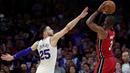Pemain Miami Heat, Dwyane Wade melakukan tembakan saat diadang pemain Philadelphia 76ers, Ben Simmons pada NBA basketball playoff series di Wells Fargo Center, Philadelphia, (16/4/2018). Heat menang 113-103. (AP/Chris Szagola)