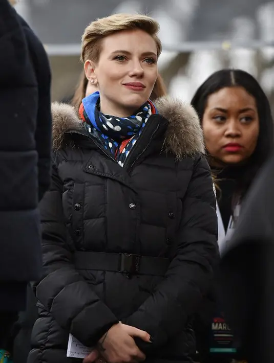 Mengulas perjalanan cinta Scarlett dan Romain, di tahun 2012 keduanya mulai menjalin cinta dan akhirnya memutuskan bertunangan satu tahun setelah itu. Pernikahan diam-diam pun diadakan usai Scarlett melahirkan anak mereka. (AFP/Bintang.com)