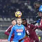 Bek Napoli, Kalidou Koulibaly, menyundul bola ke gawang Torino pada laga Serie A di Stadion Olimpico Grande Torino, Sabtu (16/12/2017). Napoli menang 3-1 atas Torino. (AP/Alessandro Di Marco)