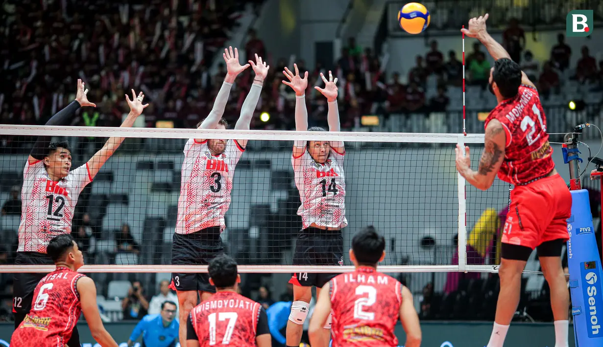 <p>Pemain Palembang Bank SumselBabel, Mohamed Al Hachdadi (kanan) melepaskan spike yang berusaha diblok tiga pemain Jakarta STIN BIN (dari kiri) Rivan Nurmulki, Stefan Kovacevic dan Farhan Halim pada laga perebutan peringkat ketiga PLN Mobile Proliga 2024 di Indonesia Arena, Senayan, Jakarta, Minggu (21/7/2024). Palembang Bank SumselBabel menang 3-0 (25-17, 25-20, 25-18). (Bola.com/Bagaskara Lazuardi)</p>