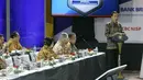Presiden Jokowi menyampaikan paparan dalam pembukaan acara Sarasehan 100 Ekonom Indonesia di Jakarta, Selasa (6/12). Kegiatan yang membahas berbagai isu disektor ekonomi ini dihadiri oleh sejumlah menteri Kabinet Kerja. (Liputan6.com/Angga Yuniar)
