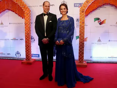 Pangeran William dan Kate Middleton berpose saat menghadiri acara amal di Taj Palace Hotel, Mumbai, India, Minggu (10/4). Sang Duchess of Cambridge tampil mempesona dalam gaun biru yang dipenuhi manik khas India. (REUTERS/Divyakant Solanki/Pool)