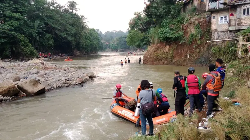 Pelajar SMP Terseret Arus Sungai Cisadane Bogor