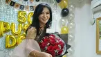 Tante dari aktris Sandra Dewi, Puspa Dewi tersenyum sambil membawa bunga saat merayakan ulang tahunnya yang ke-50.Tante Puspa 50 tahun menghebohkan dunia maya dengan penampilannya bak gadis 20 tahun. (Instagram/@puspadewihc)