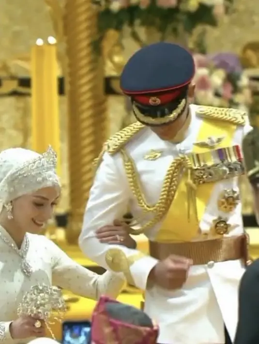 Resepsi pernikahan yang disebut Majlis Istiadat Bersanding Pengantin Diraja  berlangsung di Istana Nurul Iman. Kini Anisha pun memiliki gelar putri Brunei setelah resmi menikah dengan Pangeran Mateen. [@support.anishaik/RTBGO]