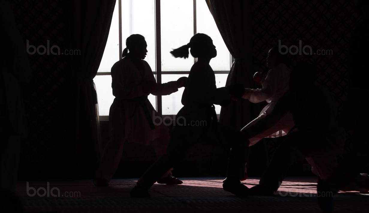 Aksi Karateka Putri Indonesia saat berlatih sparring sebagai persiapan bertanding pada ajang SEA Games 2017 di The Belezza, Permata Hijau, Jakarta, Senin (07/8/2017). (Bola.com/Nicklas Hanoatubun)