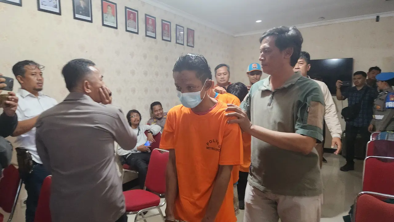 Tersangka curanmor saat di bawa ke Polsek Cinere, Depok.