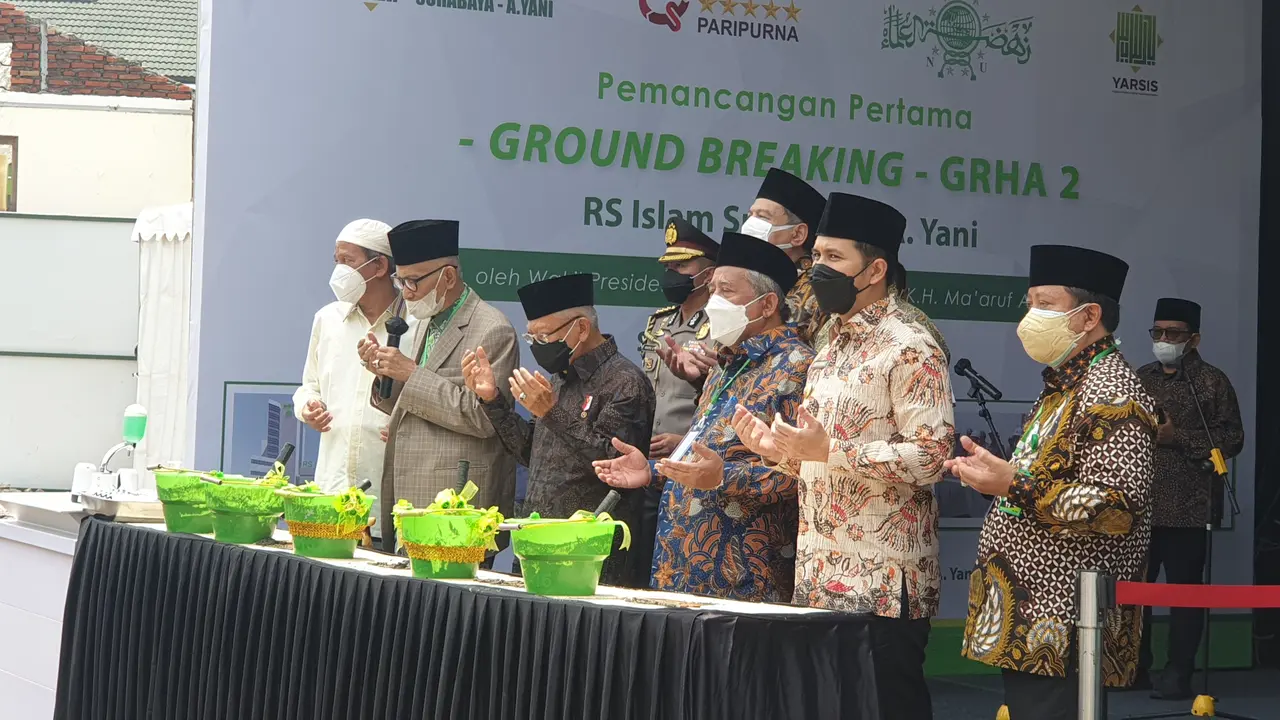 Wakil Presiden Ma'ruf Amin menghadiri peletakan batu pertama Graha 2 RSIS Ahmad Yani, Surabaya.