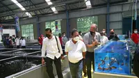 Menteri Kelautan dan Perikanan (KKP), Sakti Wahyu Trenggono, meresmikan Pusai Koi dan Maskoki Nusantara di Raiser Ikan Hias Cibinong, Kabupaten Bogor, Minggu (7/3/2021). (Foto: Dok. KKP)