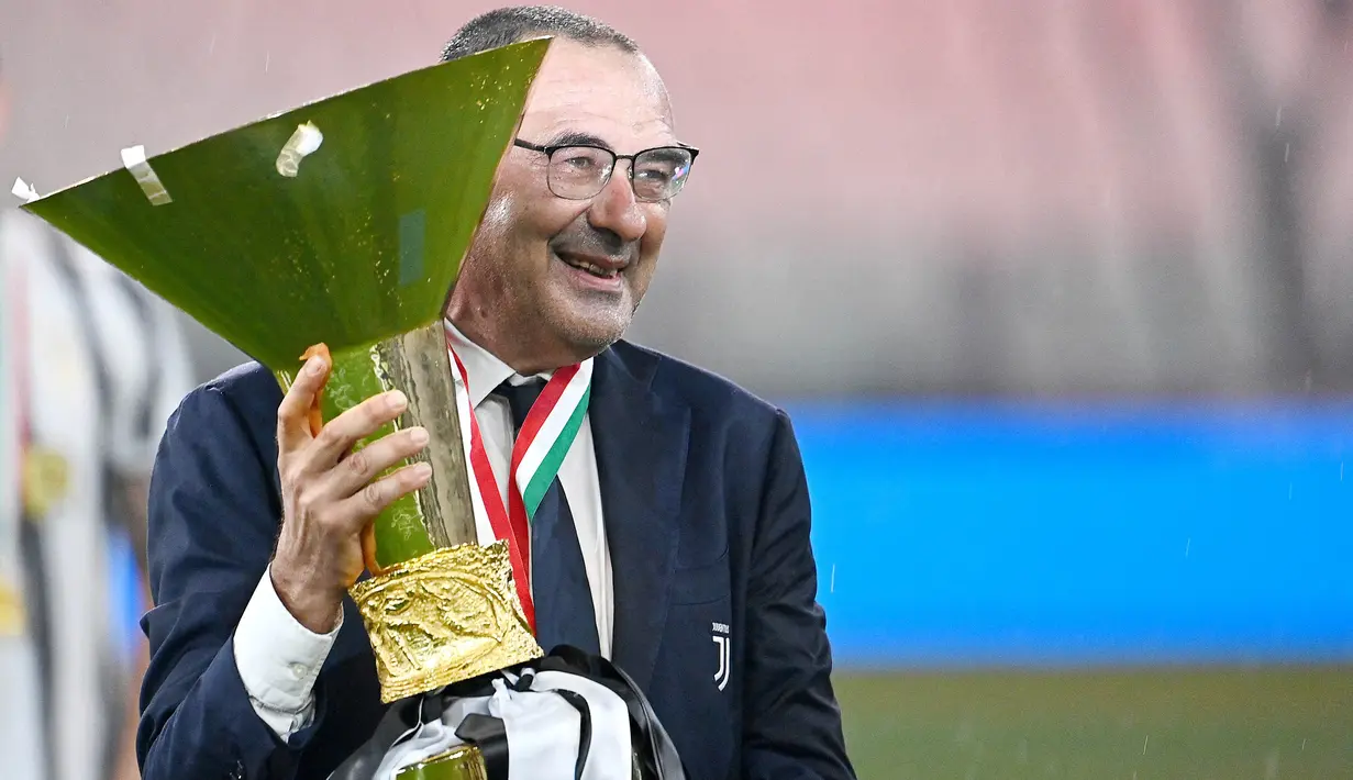 Maurizio Sarri resmi kembali ke gelanggang setelah satu tahun menganggur dari lapangan hijau. Sarri dipercaya sebagai nahkoda baru Lazio dengan durasi kontrak selama dua musim. (AFP/Isabella Bonotto)