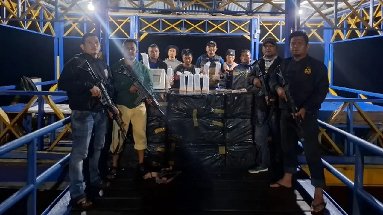 Polisi bersama tersangka dan barang bukti ratusan ribu benih lobster yang akan diselundupkan ke Malaysia.