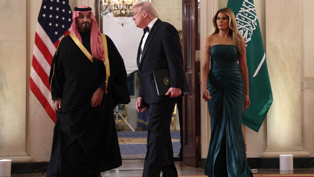 Temui Putra Mahkota Arab Saudi, Melania Trump Kenakan Gaun Hijau Tanpa Lengan Rp 56 Juta