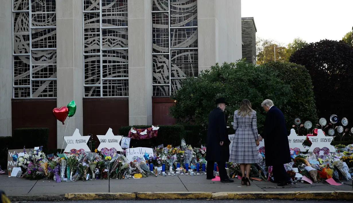 Presiden Donald Trump dan Melania Trump didampingi Rabbi Jeffrey Myers saat mengunjungi monumen penembakan maut di sinagog Tree of Life, Kota Pittsburgh, Pennsylvania, AS, Selasa (30/10). (AP Photo/Matt Rourke)