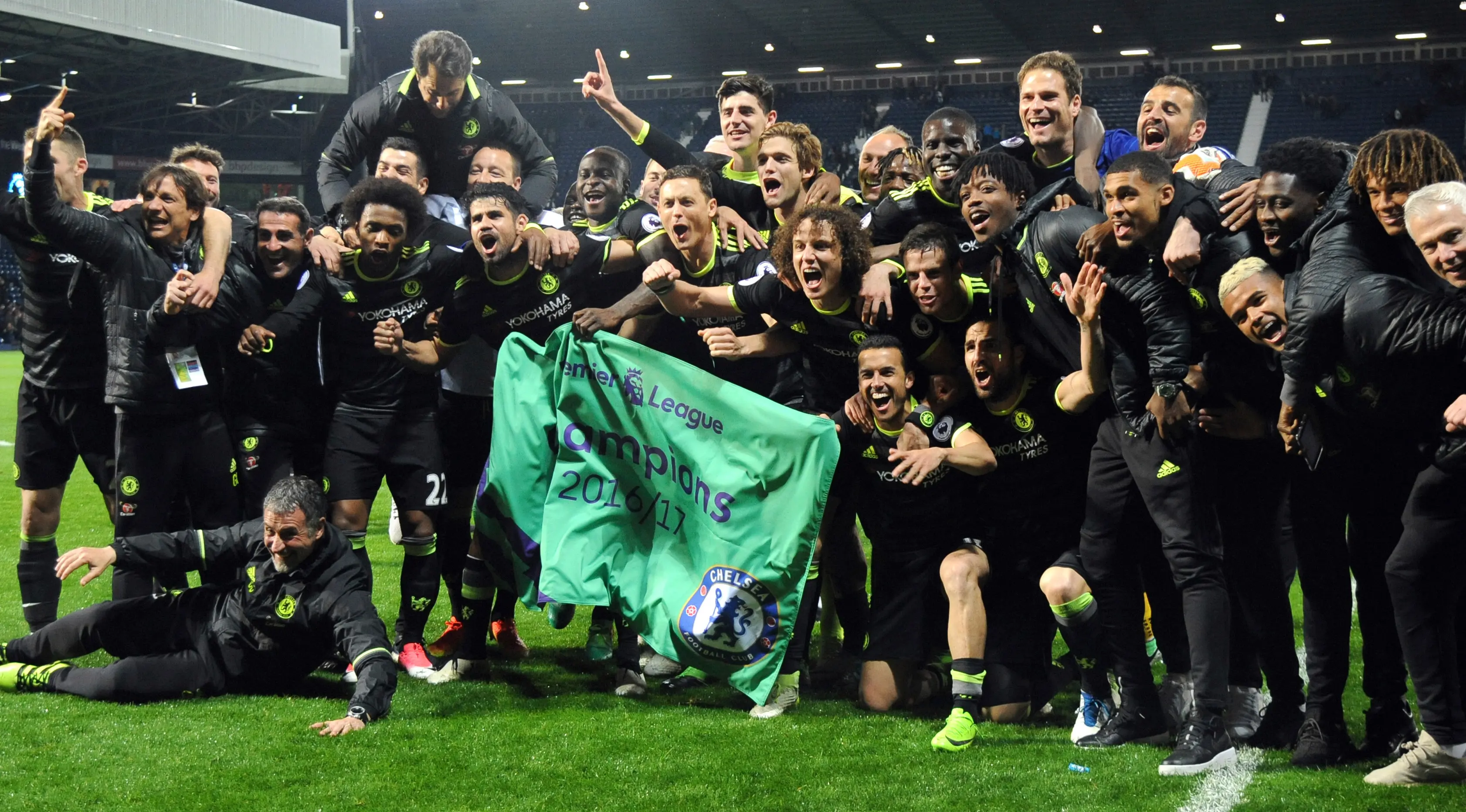 Para pemain dan staff Chelsea merayakan kemenangan usai pertandingan melawan West Bromwich Albion di Liga Inggris di Hawthorns, (12/5). Chelsea berhasil memastikan diri menjadi juara Liga Inggris 2016/2017. (AP Photo / Rui Vieira)