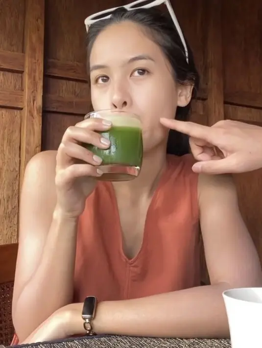Maudy Ayunda saat menikmati segelas minuman. Namun, yang bikin salfok adalah jemari Jesse Choi menowel pipi sang istri. Aksi towel pipi yang dilakukan Jesse Choi menjadi sorotan netizen. Banyak yang merasa baper dengan interaksi manis keduanya. (Instagram/maudyayunda)