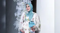 Penyanyi berusia 43 tahun ini berpose dengan gamis bermotif floral yang didominasi dengan warna kebiruan. (Foto: Instagram/ princessyahrini)