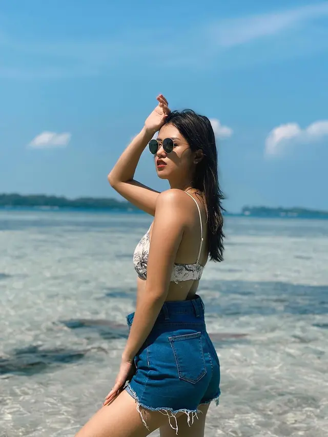 7 Momen Liburan Atries Angel Ke Pulau Macan, Saling Romantis Bareng Tunangan