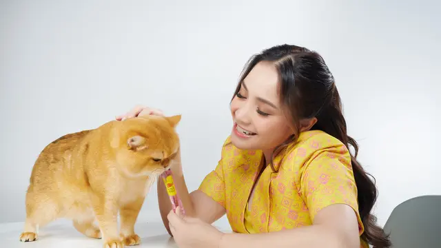 Nagita Slavina bersama kucing kesayangannya (Istimewa)