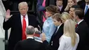 Donald Trump saat mengikuti acara pelantikan dirinya sebagai Presiden AS di Capitol Hill, Washington DC, AS, Jumat (20/1). Donald Trump  kini resmi menjadi Presiden AS ke-45 (AP Photo)