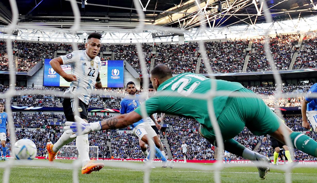 Bomber Inter Milan ini akan menjadi duet Lionel Messi di lini depan Argentina pada Piala Dunia 2022. Lautaro Martinez akan tampil di Qatar dengan modal catatan mentereng diantaranya membantu La Albiceleste memenangkan Copa America untuk kali pertama dalam 28 tahun, tampil apik di kualifikasi Piala Dunia dan menenggelamkan Italia 3-0 di Finalissima. (AFP/Adrian Dennis)