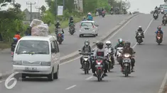 Sejumlah pemudik mengendarai kendaraannya di jalur Cikampek, Jawa Barat, Minggu (3/7). H-3 jelang Lebaran jalur Cikampek menuju Cirebon terlihat sepi. (Liputan6.com/Gempur M Surya)