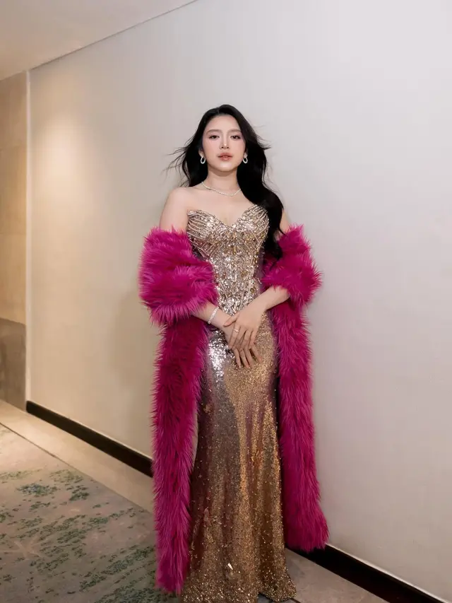 Tiara Andini Tampil Bak Barbie Saat Manggung dengan Gaun Bling-Bling dan Selendang Bulu