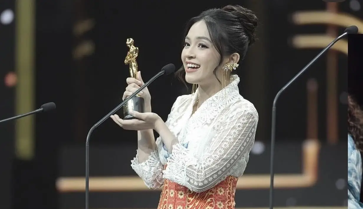 Eca Aura baru saja mengukir prestasi, ia baru saja mendapatkan piala kemenangan sebagai Seniman Komedi Sedang Naik Daun dalam acara Persatuan Seniman Komedi Indonesia. Malam itu, ia pun tampil dengan pakaian wastra nusantara. [elsaajapasal]