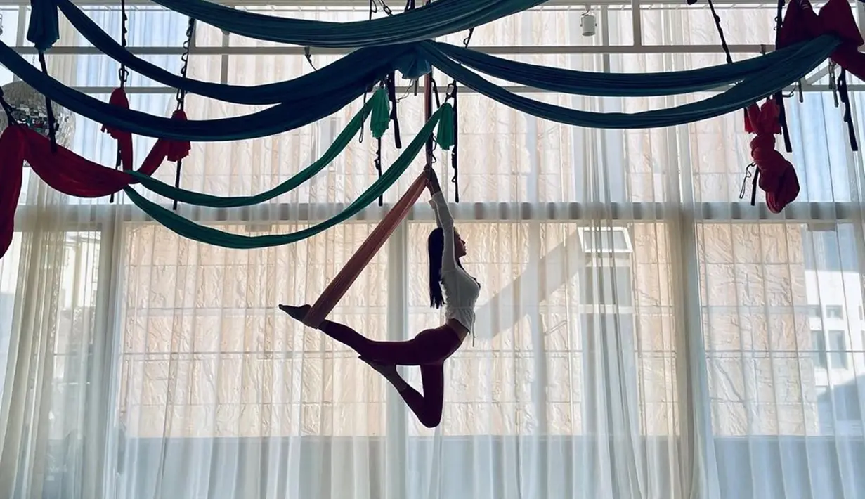Pilates menjadi salah satu olahraga yang ditekuni oleh member dari grup beranggotakan 6 orang ini. Bahkan, dirinya juga sempat mengunggah momen saat melakukan pilates di akun Instagram pribadinya. (Liputan6.com/IG/@for_everyoung10)