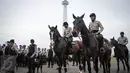 Pasukan polisi berkuda bersiaga saat apel gelar pasukan ops Mantap Praja Jaya dalam rangka PAM Pilkada Serentak 2017 di Lapangan Monas, Jakarta, Rabu (12/10). Apel dipimpin oleh Kapolri Jenderal Tito Karnavian. (Liputan6.com/Faizal Fanani)