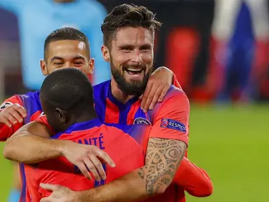 Striker Chelsea, Olivier Giroud, melakukan selebrasi usai mencetak gol ke gawang Sevilla pada laga Liga Champions di Stadion Ramon Sanchez Pijuan, Kamis (3/12/2020). Chelsea Menang dengan skor 4-0. (AP/Angel Fernandez)