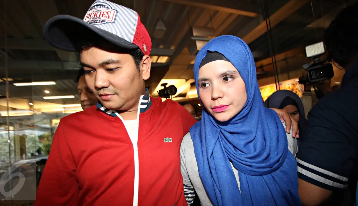 Presenter Indra Bekti didampingi istrinya Aldila Jelita usai konferensi pers di Jakarta, Senin (1/2). Konpers terkait dugaan pelecehan seksual terhadap Lalu Gigih Arsanofa. (Liputan6.com/Immanuel Antonius)