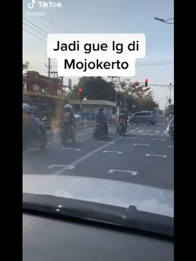 Keren, Kawasan Lampu Merah Ini Diberi Garis Putih Seperti Sirkuit Balap Agar Pengendara Menjaga Jarak