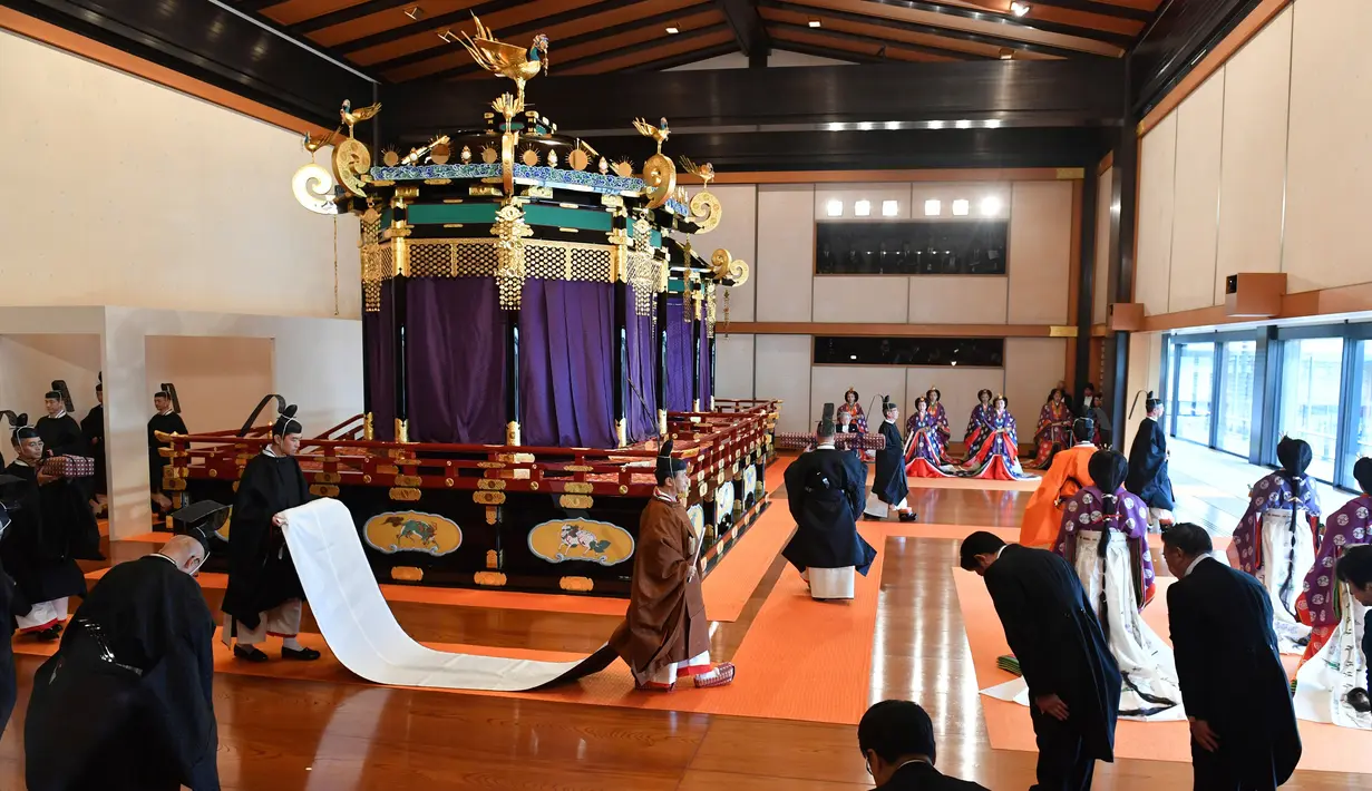 Kaisar Naruhito (tengah) meninggalkan lokasi upacara penobatan di Istana Kekaisaran, Tokyo, Jepang, Selasa (22/10/2019). Naruhito resmi menjadi Kaisar Jepang setelah melalui ritual penobatan. (Photo by Kazuhiro Nogi/Pool Photo via AP)