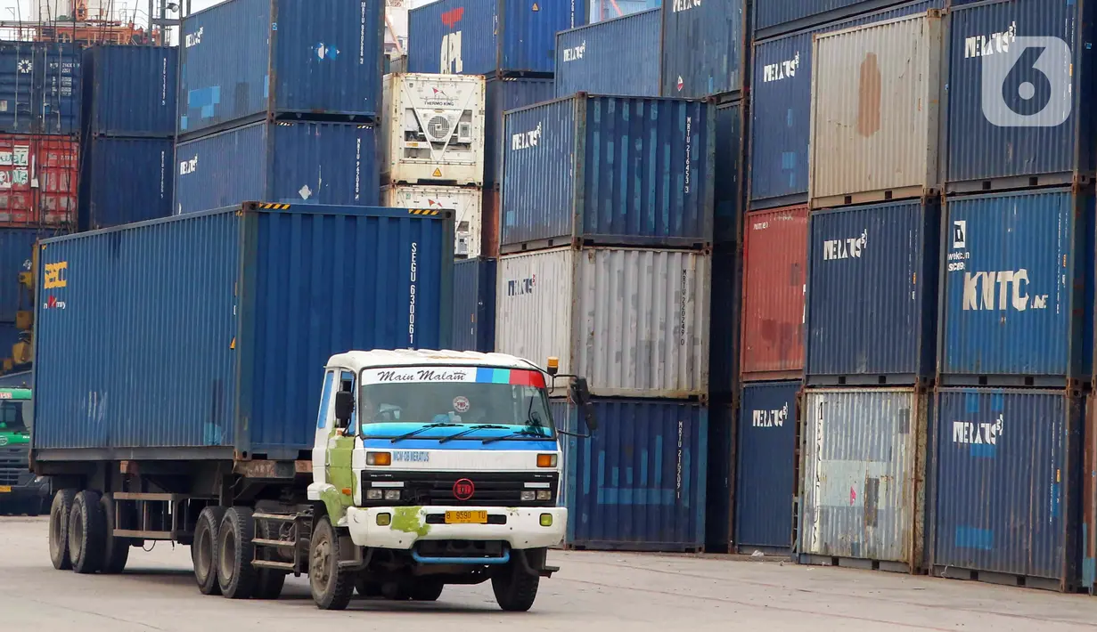 Truk melintas di Pelabuhan Tanjung Priok, Jakarta, Kamis (17/2/2022). Badan Pusat Statistik (BPS) melaporkan neraca perdagangan Indonesia pada Januari 2022 kembali mengalami surplus sebesar USD 930 juta. (Liputan6.com/Herman Zakharia)