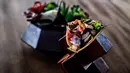 Taco hasil racikan restoran Frida di sebuah resor di Baja Peninsula, Meksiko, 7 Maret 2017. Taco ini diisi dengan tambahan langoustine dan kaviar beluga serta dibungkus dengan tortilla berlapis emas kertas yang bisa dimakan. (HO/GRAND VELAS LOS CABOS/AFP)