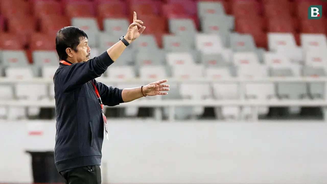 Foto: Beda Dengan Shin Tae-yong, Ini Dia Gaya Santai Indra Sjafri Bersama Timnas Indonesia U-22 dari Pinggir Lapangan