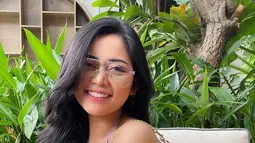 Rachel Vennya juga pernah tampil fresh dengan busana-busana warna terang lainnya. Salah satunya dengan crop berbahan satin yang dipadukan dengan rok lime green. Sambil tenteng tas pink magenta, penampilannya banjir pujian.(Liputan6.com/IG/@rachelvennya)