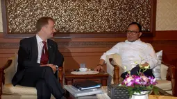Direktur ILO untuk Indonesia, Peter van Rooij saat berdiskusi dengan Menaker Hanif Dhakiri, Jakarta, Senin (17/11/2014). (Liputan6.com/Johan Tallo) 